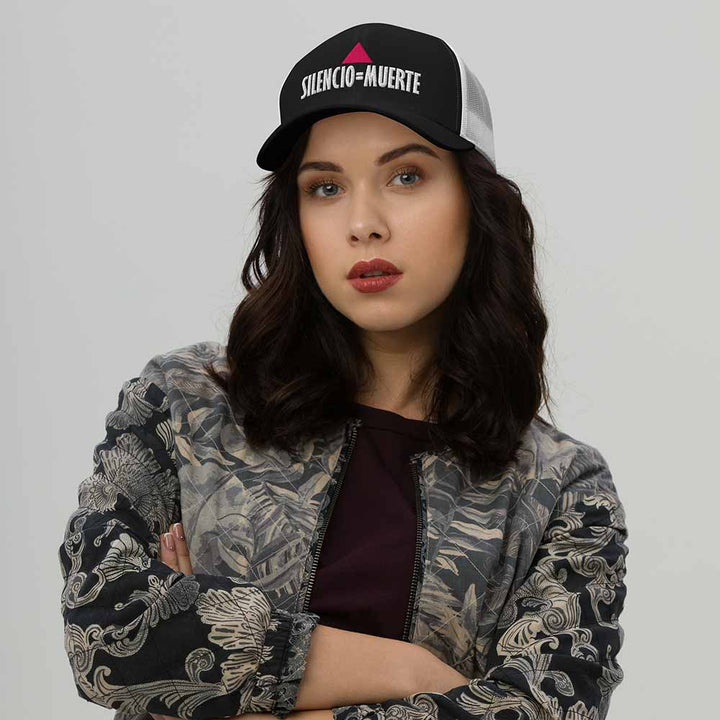 Silencio = Muerte Mesh Snapback hat black/white on woman